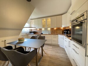 Apartamento | Cocina privada | Hervidor eléctrico, tostadora y trona infantil