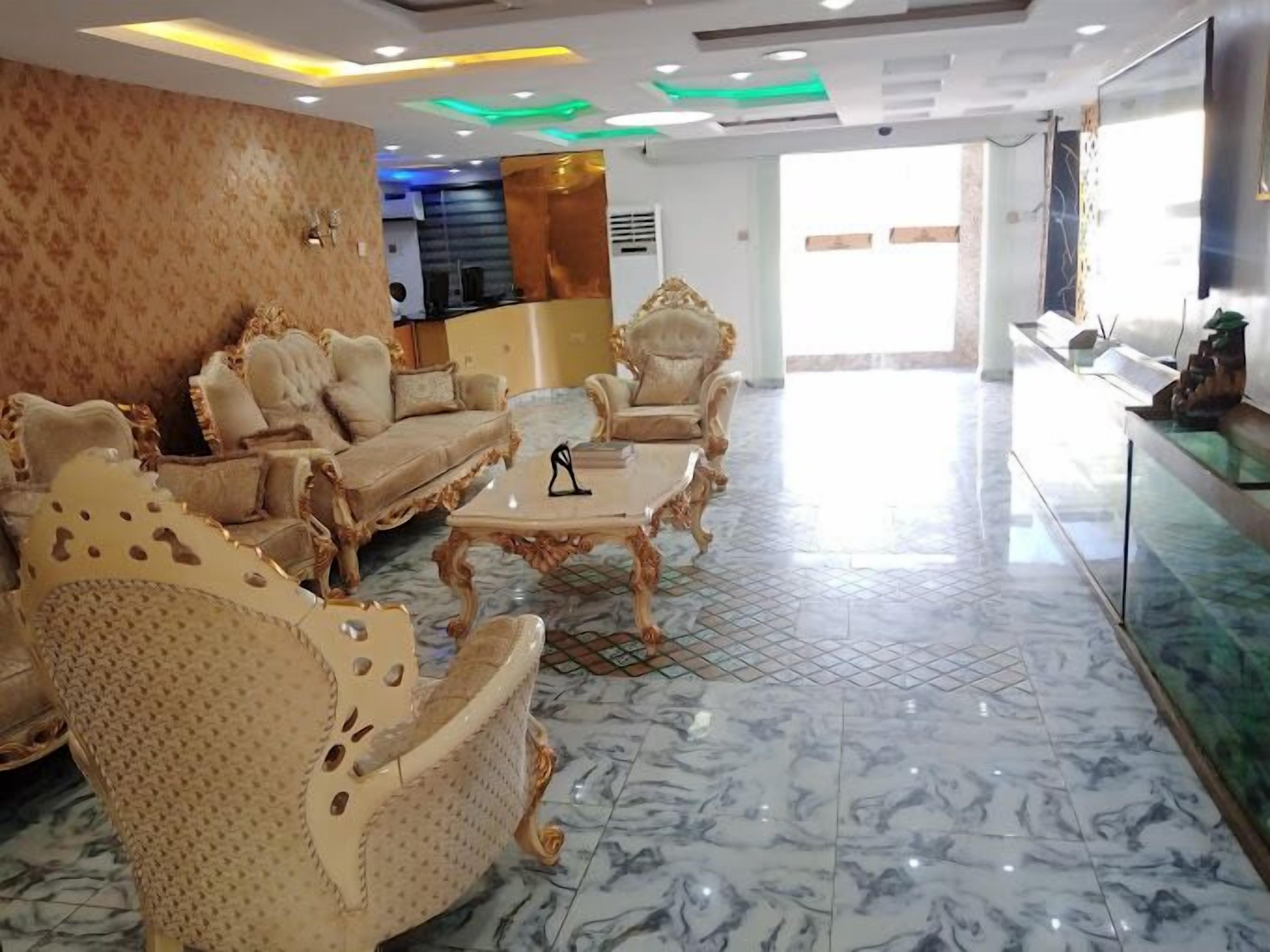 Um hall amplo com mobiliário decorativo, piso de mármore e design de teto moderno.