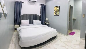 Desk, laptop workspace, free WiFi - Paradise Haven Hotel (Sagamu)
