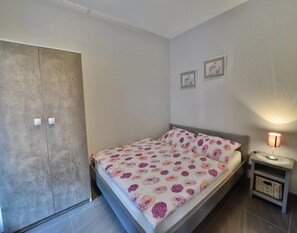 1 habitación, muebles diferentes y tabla de planchar con plancha 