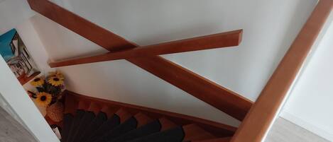 Eine Treppe mit hölzernen Geländern und einem Teppichpodest.
