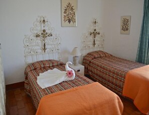 3 bedrooms, individually furnished, bed sheets - Townhouse With Terrace Within a Holiday Complex, Alvor-formerly TUI Ferienhaus (Portimão)