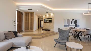 Luxury-Villa, 3 Schlafzimmer, eigener Pool, Meerblick | Wohnbereich | Flachbildfernseher