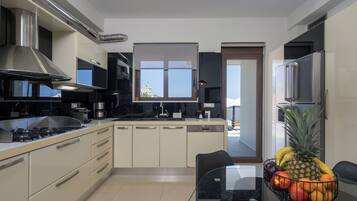 Villa de lujo, 3 habitaciones, alberca privada, vista al mar | Cocina privada | Tetera eléctrica, tostadora y periquera