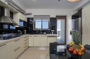Villa Luxe, 3 chambres, piscine privée, vue mer | Cuisine privée | Bouilloire électrique, grille-pain, chaise haute