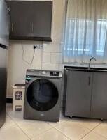 Microondas, horno, placa de cocina, tetera/pava eléctrica