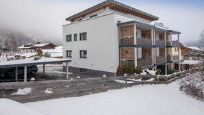 A multi-story building with a flat roof and balconies. - Apartment in Neukirchen by Wildkogelbahn (Neukirchen am Grossvenediger)