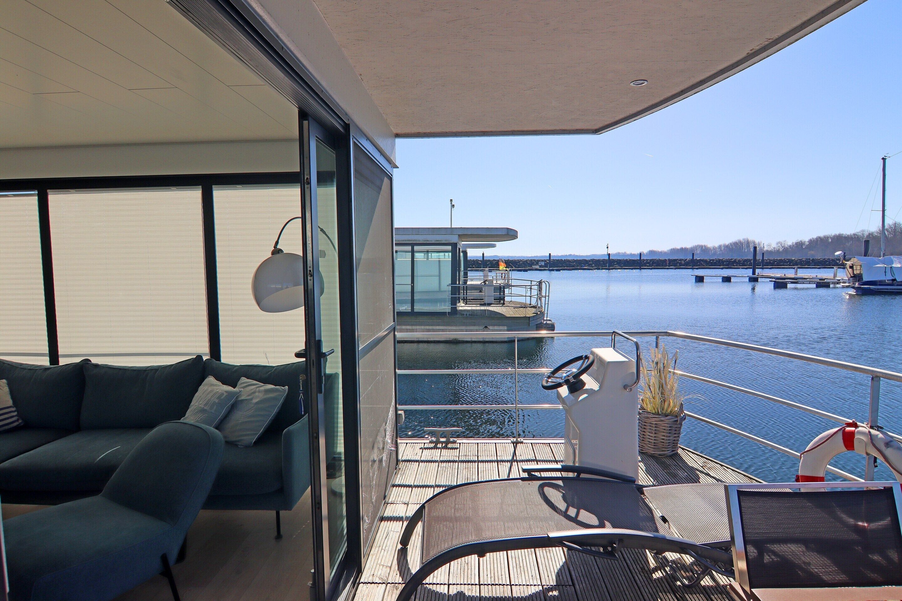 ラグジュアリー モバイルホーム | バルコニー