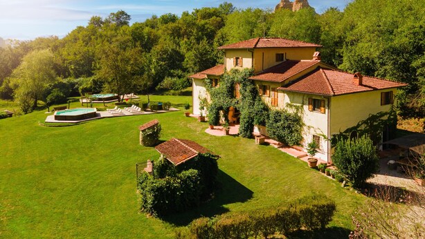A large house with a swimming pool, surrounded by a well-maintained lawn and trees. - Villa Privata "Forre 563 " (Reggello)
