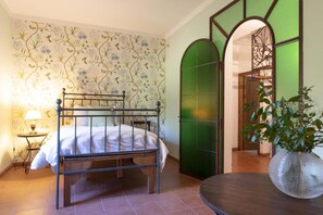 9 bedrooms, travel cot, Internet