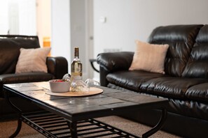 TV, offices - Budget 4BR near USF! GYM/Pool/Grill (Temple Terrace)