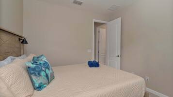 5 bedrooms, desk, travel crib, WiFi