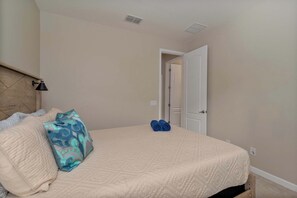 5 bedrooms, desk, travel cot, WiFi - 5BR stay w/ private pool & resort access (Davenport)