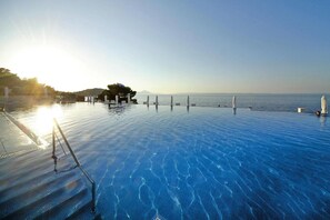 Apartamento | Piscina | Una piscina cubierta, una piscina al aire libre