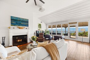 Smart TV, fireplace, books - Beverly Hills Inspired Contemporary (Sonoma)