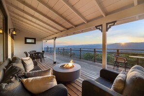 Outdoor dining - Beverly Hills Inspired Contemporary (Sonoma)