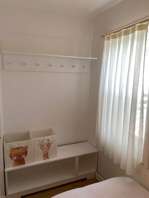 Kahden hengen perhehuone (yksi tai kaksi sänkyä), merinäköala | Terassi/patio