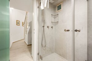 Shower, hair dryer, towels - MAMAD Designer Gem Secret Patio & Jacuzzi Near Beach by FeelHome (Tel Aviv - Jaffa)