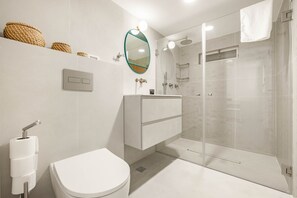 Shower, hair dryer, towels - MAMAD Designer Gem Secret Patio & Jacuzzi Near Beach by FeelHome (Tel Aviv - Jaffa)