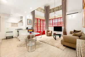 TV - MAMAD Designer Gem Secret Patio & Jacuzzi Near Beach by FeelHome (Tel Aviv - Jaffa)