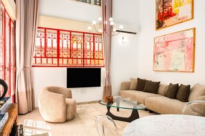 TV - MAMAD Designer Gem Secret Patio & Jacuzzi Near Beach by FeelHome (Tel Aviv - Jaffa)