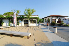 Exterior - Bungalow in Caorle With Garden Furniture (Caorle)