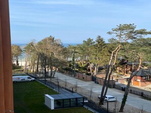 A view of a residential area with a modern building, a pathway, and a beach in the background. - Apartment in Pobierowo Near the Beach (Rewal)