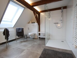 Apartment | Bathroom - Atelier mit Kaminofen am Plauer See (Barkhagen)
