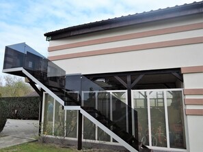 المنشأة من الخارج