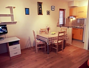 Apartment | Dining - 3-person Apartment in Starigrad (Starigrad)