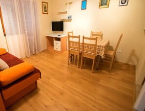 Apartment | Dining - 3-person Apartment in Starigrad (Starigrad)