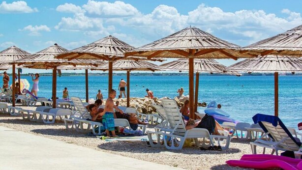 A beach with sun umbrellas and lounge chairs. - Apartment on Vir Island Near Sandy Beaches (Vir)