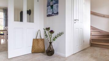 Rumah | 2 kamar tidur dan dilengkapi dengan perabotan berbeda-beda