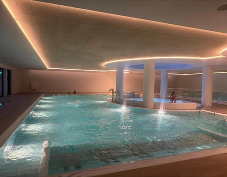 Una piscina techada, una piscina al aire libre