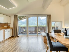 Apartment | Dining - Chalet in Neukirchen With Mountain Views (Neukirchen am Grossvenediger)