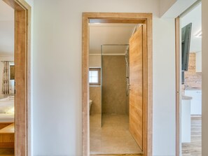 Apartment | Bathroom - Chalet in Neukirchen With Mountain Views (Neukirchen am Grossvenediger)