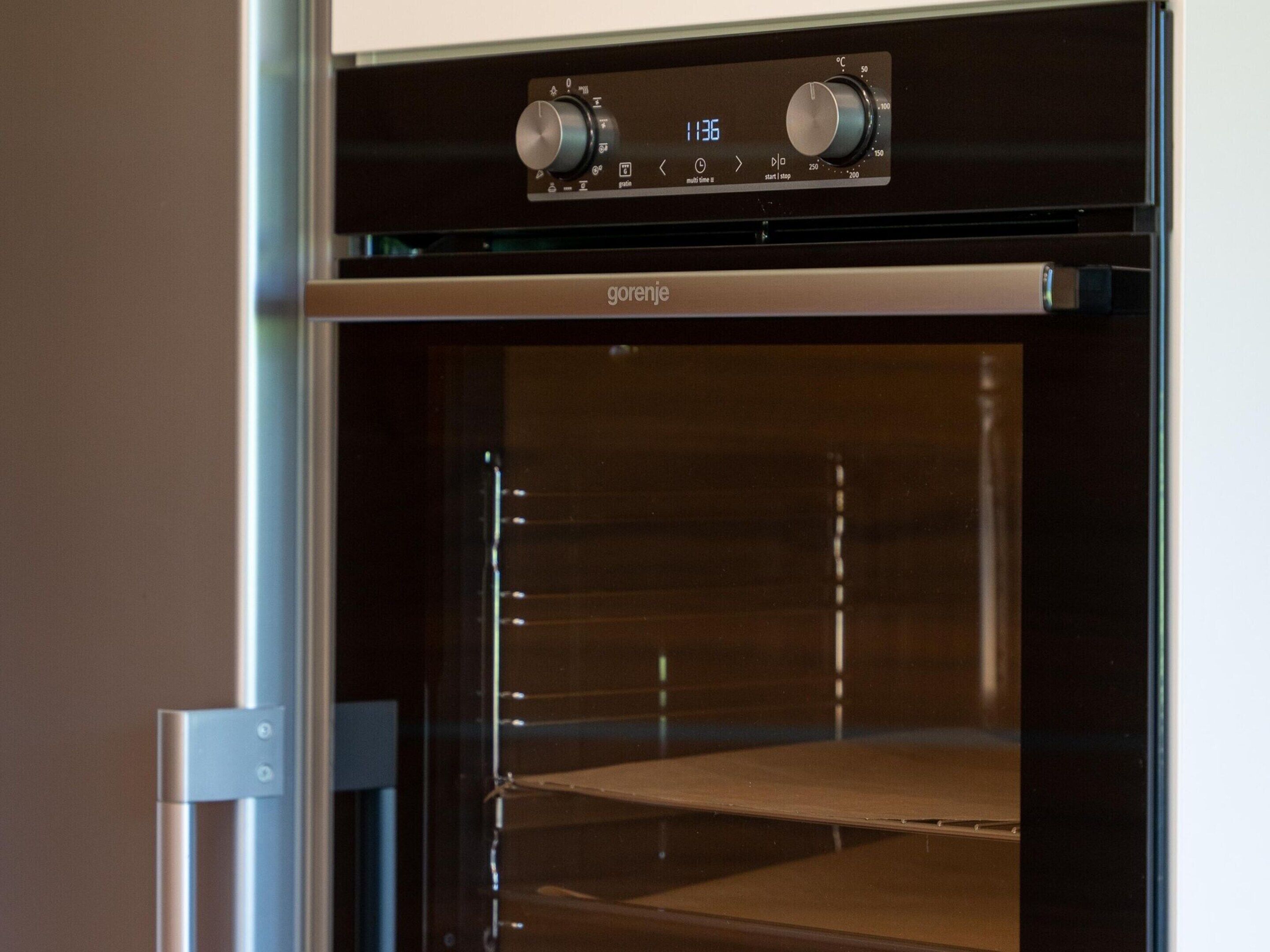 Un horno vacío con perillas de control y una pantalla digital.