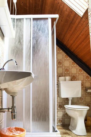 Apartment | Bathroom - Farmhouse Near Afritzer See & Nockberge Trails (Treffen)