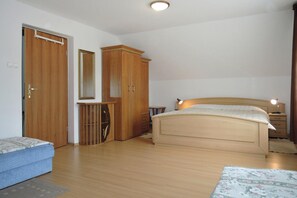 3 habitaciones, muebles diferentes y ropa de cama 