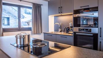 Hus | Eget kjøkken | Vannkoker, brødrister og høy barnestol