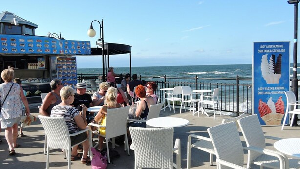 A seaside café with outdoor seating, a food truck, and a view of the ocean. - Holiday Home in Miedzyzdroje Near Baltic Sea (Międzyzdroje)