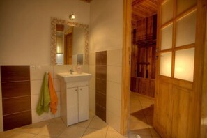 House | Bathroom - Log House by Lake Tajty, Masurian Lakes Trail (Gizycko)