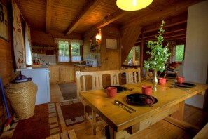 House | Dining - Log House by Lake Tajty, Masurian Lakes Trail (Gizycko)