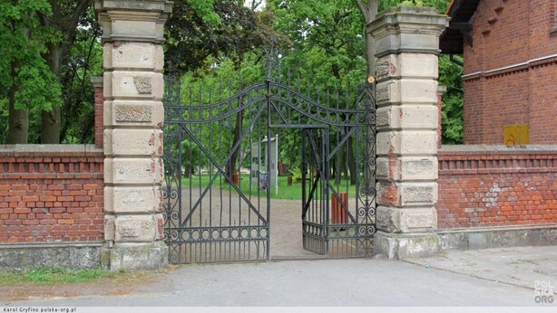 A gated entrance with a brick wall and a metal gate. - Holiday Home on Lake Ostrowo Near Baltic Sea (gmina Wolin)
