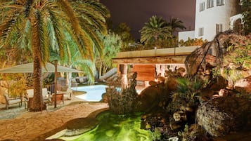 Villa | Piscina | Una piscina cubierta, una piscina al aire libre