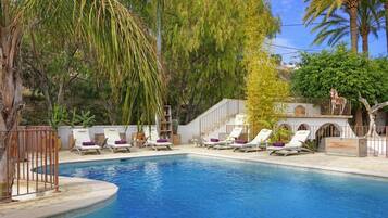 Villa | Piscina | Una piscina cubierta, una piscina al aire libre