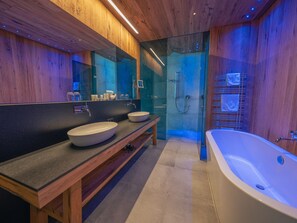 Apartment | Bathroom - Chalet in Kaltenbach With Sauna & Ski Access (Kaltenbach)