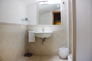 Bathroom - Apartment in Tuscany Near Sandy Beaches (Rosignano Marittimo)