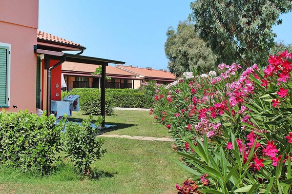 Apartment | Garden - Apartment in Tuscany Near Sandy Beaches (Rosignano Marittimo)