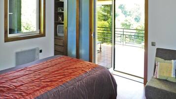 4 bedrooms, individually furnished, bed sheets
